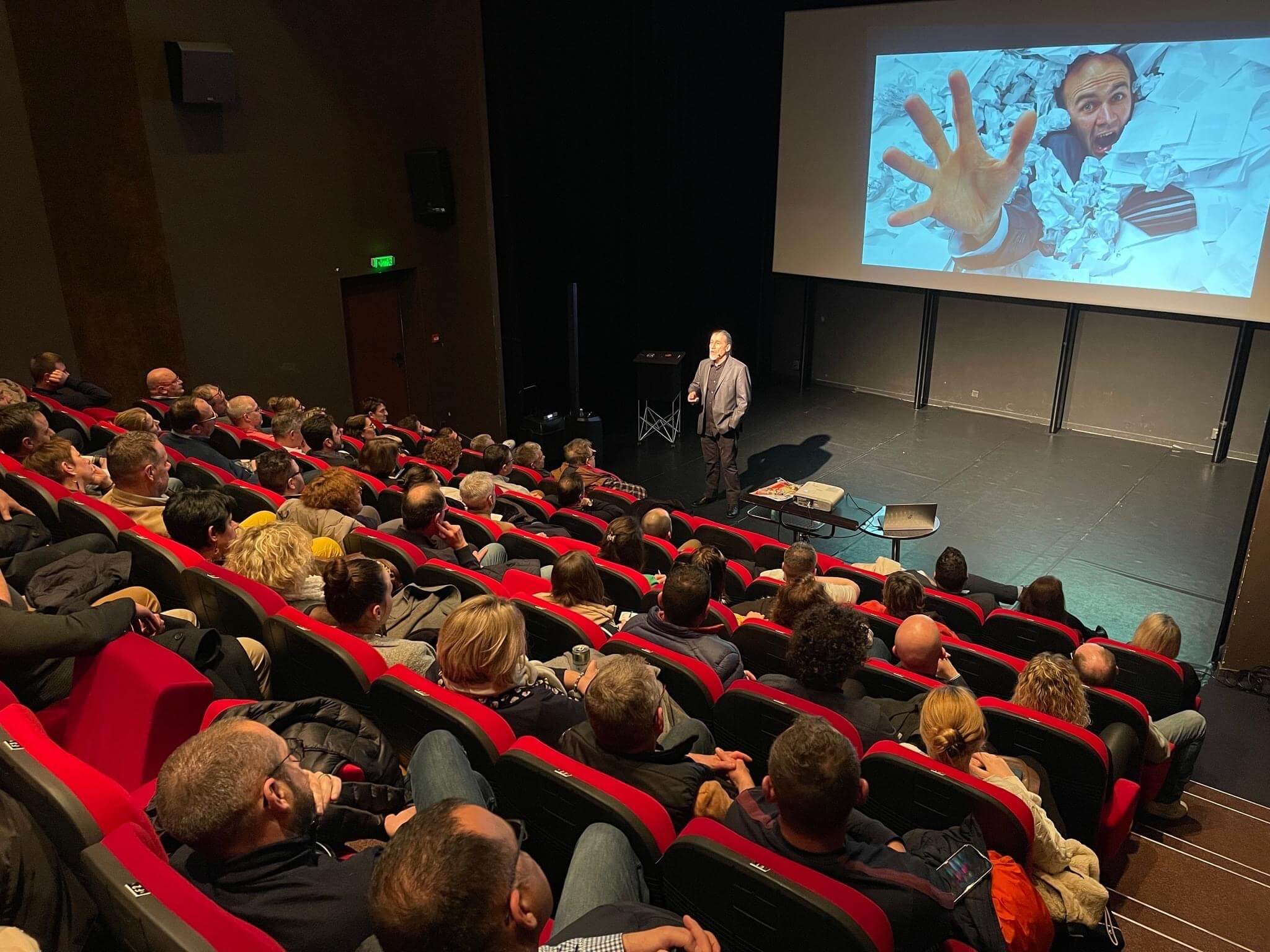 Serge Avril en conférence devant un public en plénière